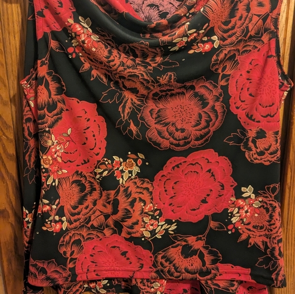 Vintage skirt & blouse set with flattering style and fit - Picture 3 of 6